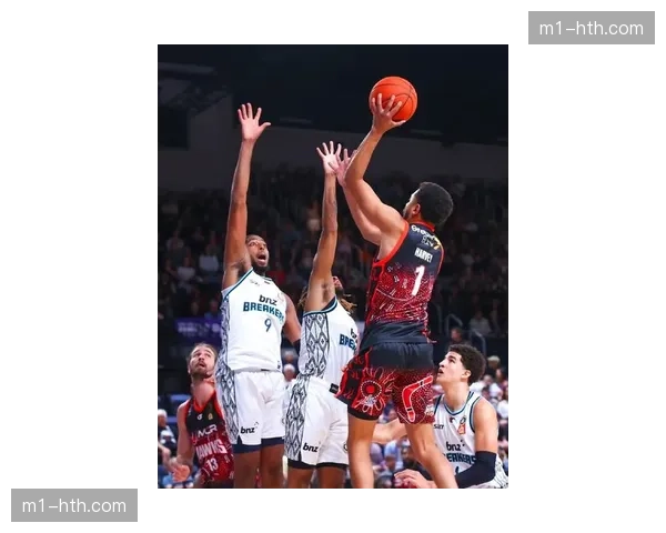 哈维无球跑动创造投篮空间 辽宁队战术配合因空间型球员而多样